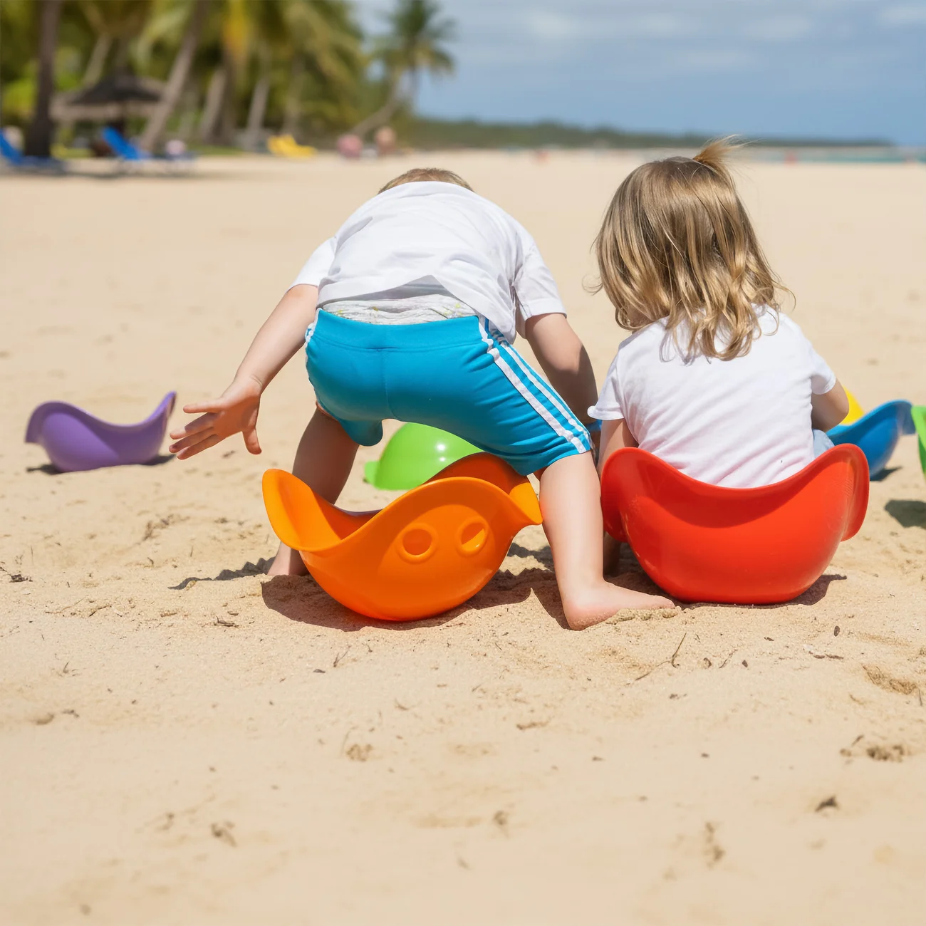 MOLUK Bilibo Midi · Rainbow 6-piece set — Children exploring Midi shells and sand at the beach.